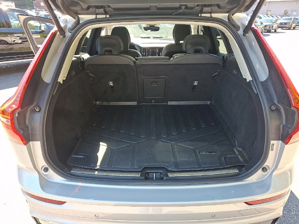 2023 Volvo XC60 B5 Plus Dark Theme