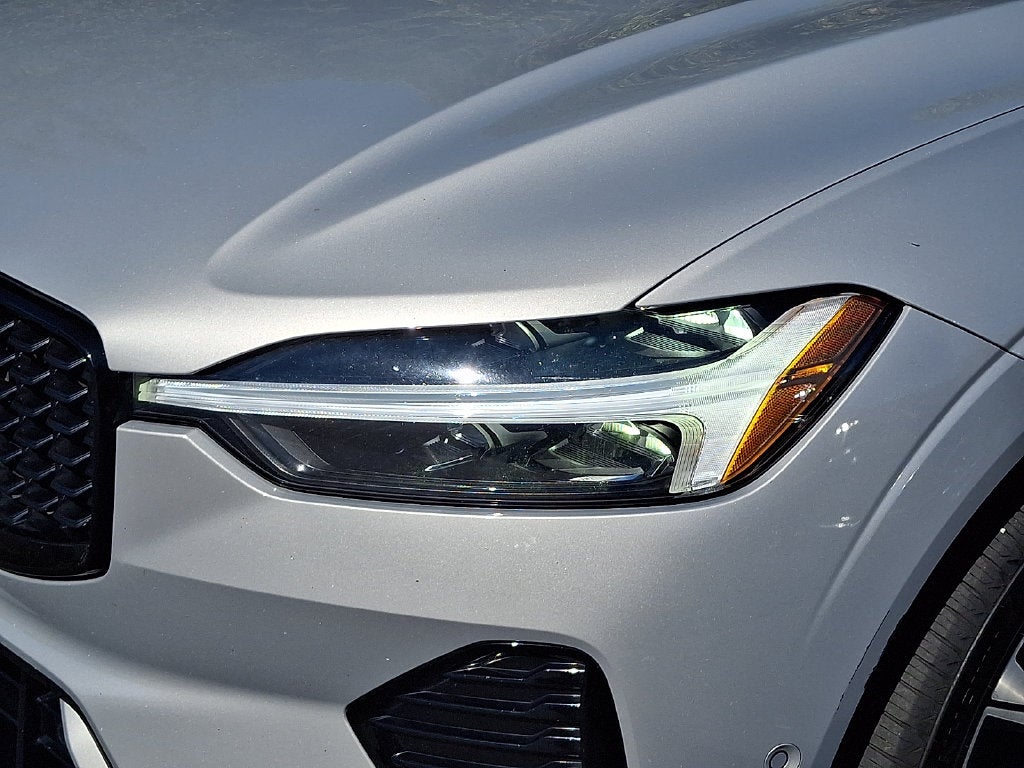 2023 Volvo XC60 B5 Plus Dark Theme