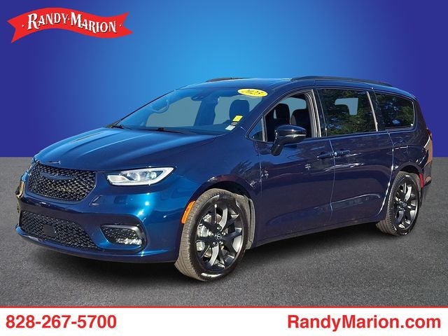 2025 Chrysler Pacifica Limited's photo